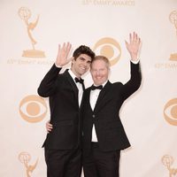 Justin Mikita y Jesse Tyler Ferguson en la alfombra roja de los Emmy 2013