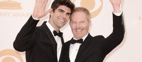 Justin Mikita y Jesse Tyler Ferguson en la alfombra roja de los Emmy 2013