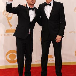 Aaron Paul y Bryan Cranston en la alfombra roja de los Emmy 2013