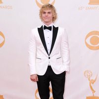 Evan Peters en la alfombra roja de los Emmy 2013