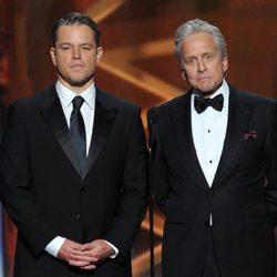 Michael Douglas y Matt Damon en la gala de los Emmy 2013