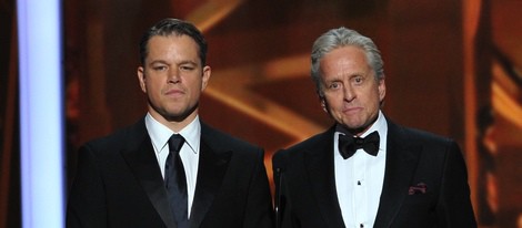 Michael Douglas y Matt Damon en la gala de los Emmy 2013