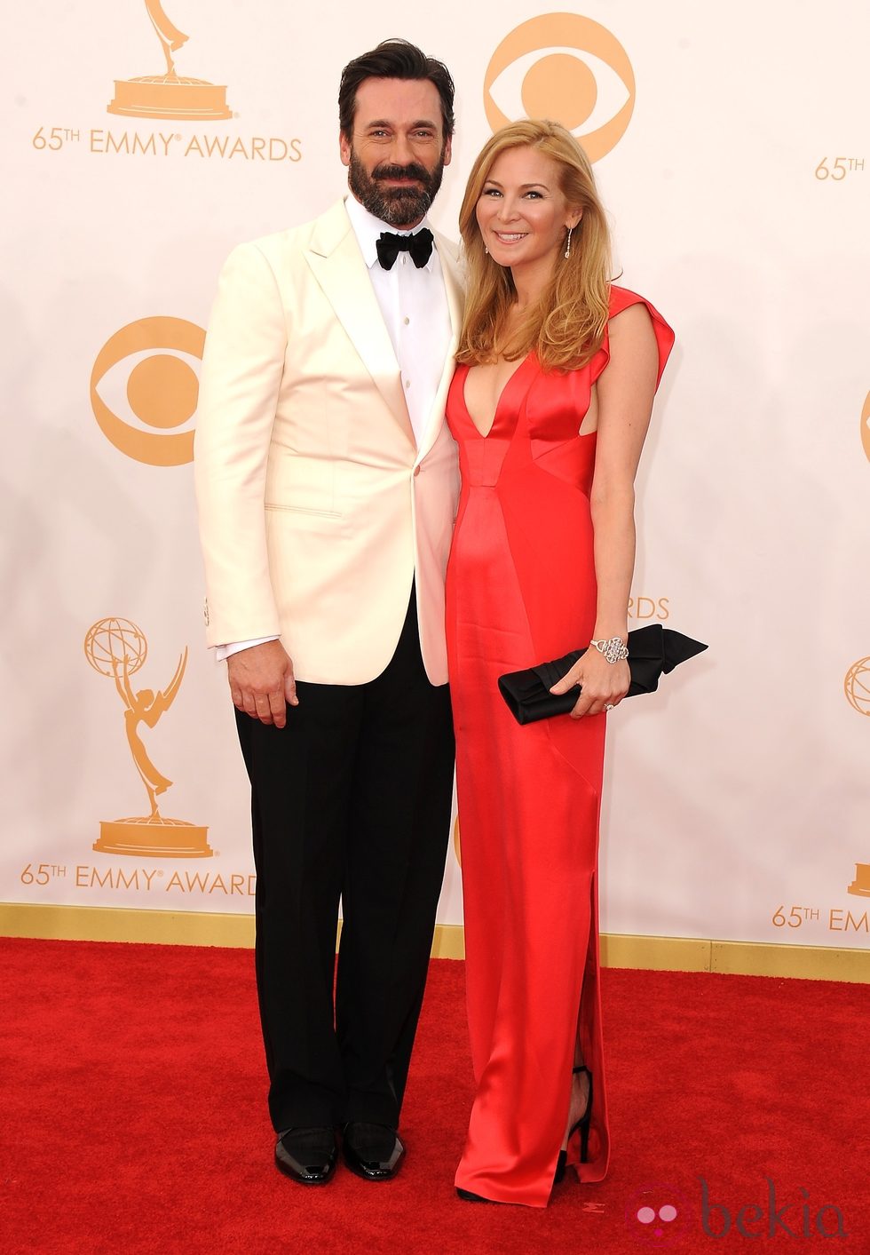 Jon Hamm y Jennifer Westfeldt en la alfombra roja de los Emmy 2013