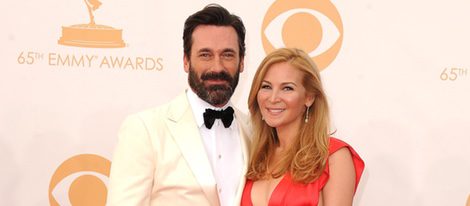 Jon Hamm y Jennifer Westfeldt en la alfombra roja de los Emmy 2013