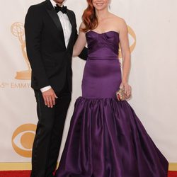 Alexis Denisof y Alyson Hannigan en la alfombra roja de los Emmy 2013