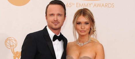 Aaron Paul y Lauren Parsekian en la alfombra roja de los Emmy 2013