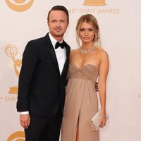 Aaron Paul y Lauren Parsekian en la alfombra roja de los Emmy 2013