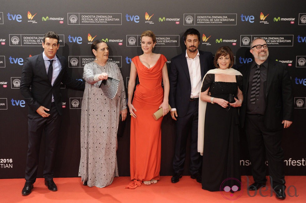 Mario Casas, Terele Pávez, Carolina Bang, Hugo Silva, Carmen Maura y Álex de la Iglesia en el Festival de San Sebastián 2013