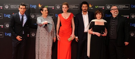 Mario Casas, Terele Pávez, Carolina Bang, Hugo Silva, Carmen Maura y Álex de la Iglesia en el Festival de San Sebastián 2013