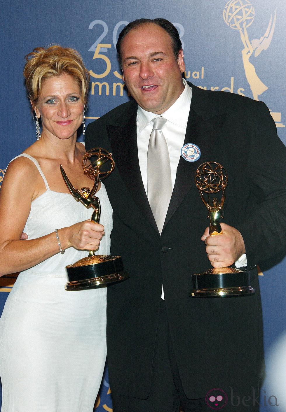 James Gandolfini y Edie Falco posando con sus Emmy