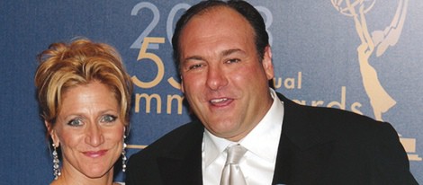 James Gandolfini y Edie Falco posando con sus Emmy