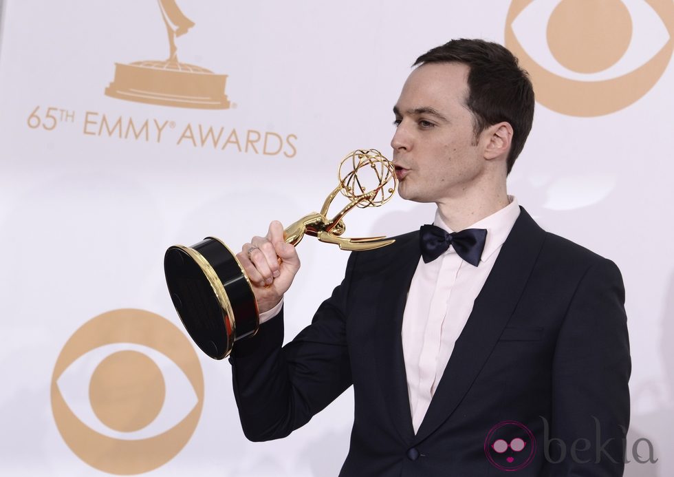 Jim Parsons con su Emmy 2013 a Mejor actor de comedia