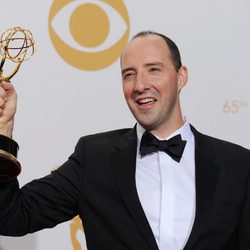 Tony Hale con su Emmy 2013 a Mejor actor secundario de comedia