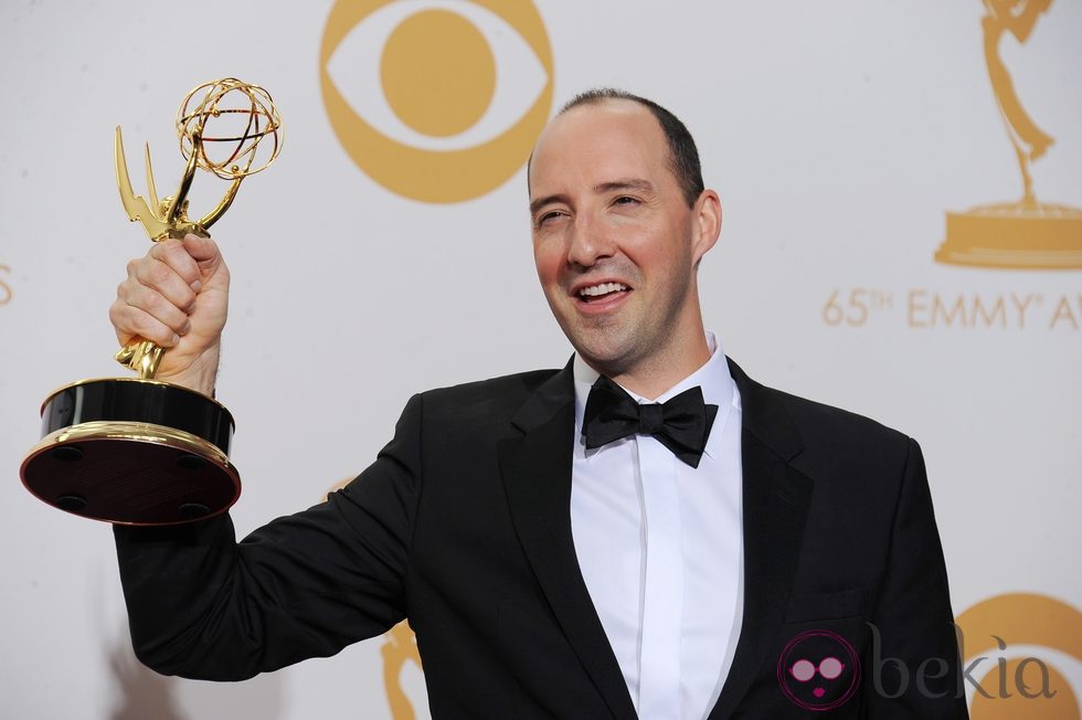 Tony Hale con su Emmy 2013 a Mejor actor secundario de comedia