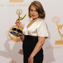 Merritt Wever con su Emmy 2013 a Mejor actriz secundaria de comedia