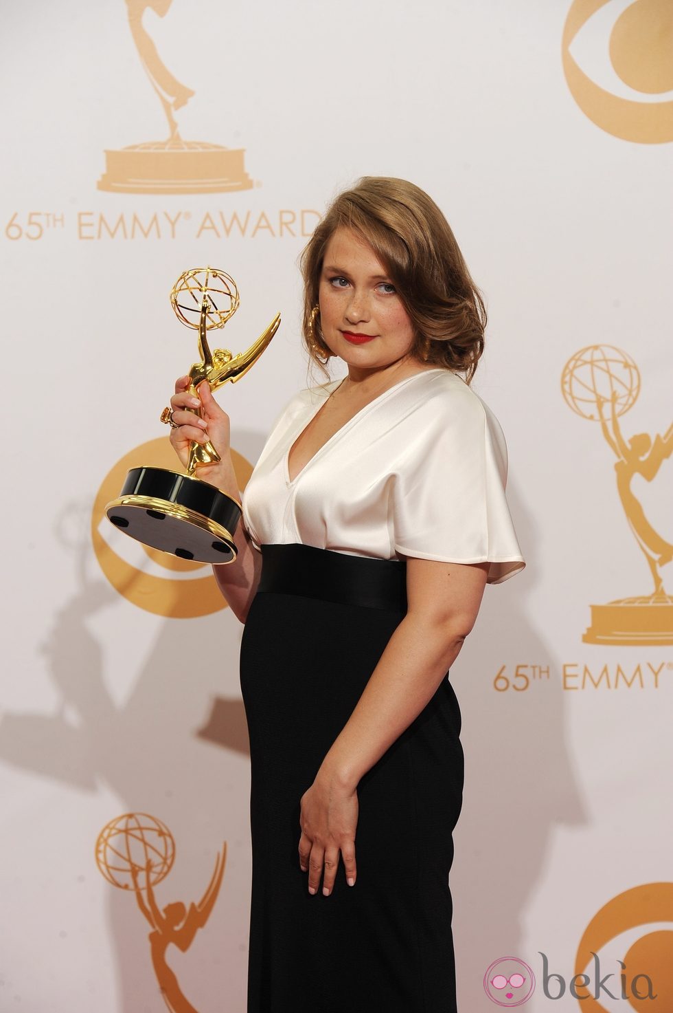 Merritt Wever con su Emmy 2013 a Mejor actriz secundaria de comedia