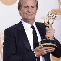 Jeff Daniels con su Emmy 2013 a Mejor actor de drama