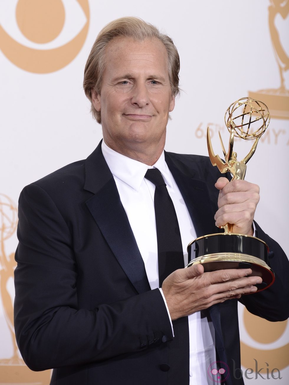 Jeff Daniels con su Emmy 2013 a Mejor actor de drama