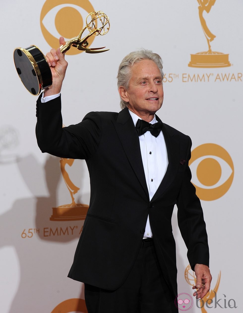 Michael Douglas con su Emmy 2013 a Mejor actor de miniserie