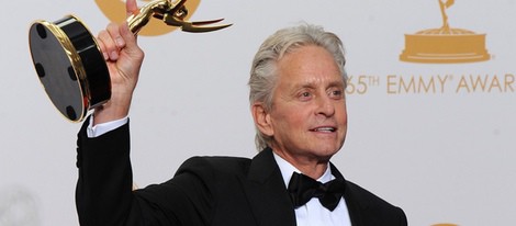 Michael Douglas con su Emmy 2013 a Mejor actor de miniserie