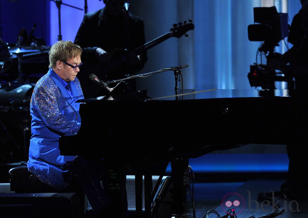 Elton John actuando en la gala de los Premios Emmy 2013