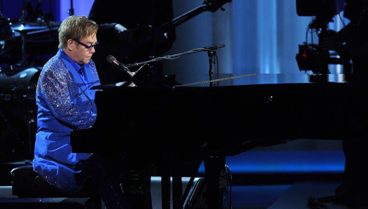 Elton John actuando en la gala de los Premios Emmy 2013