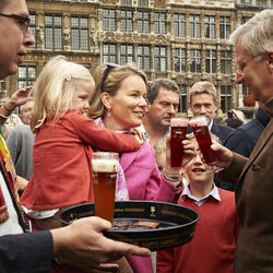 Felipe y Matilde de Bélgica celebran el Día de la Bicicleta con una cerveza