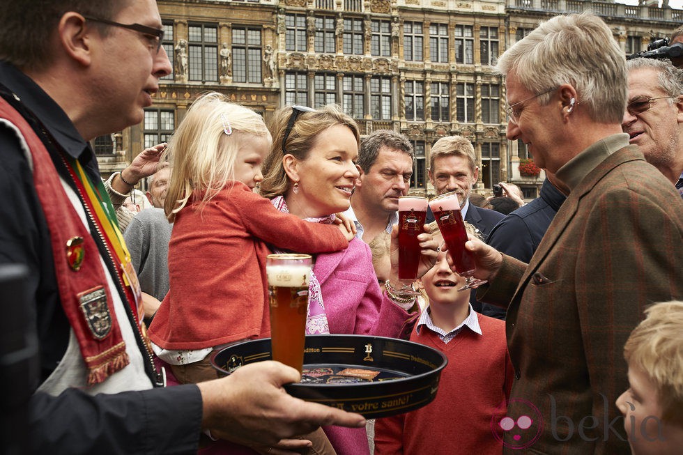 Felipe y Matilde de Bélgica celebran el Día de la Bicicleta con una cerveza