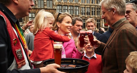 Felipe y Matilde de Bélgica celebran el Día de la Bicicleta con una cerveza