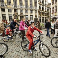 Los Reyes de Bélgica y sus hijos Gabriel y Leonor montando en bicicleta en la Grand Place de Bruselas