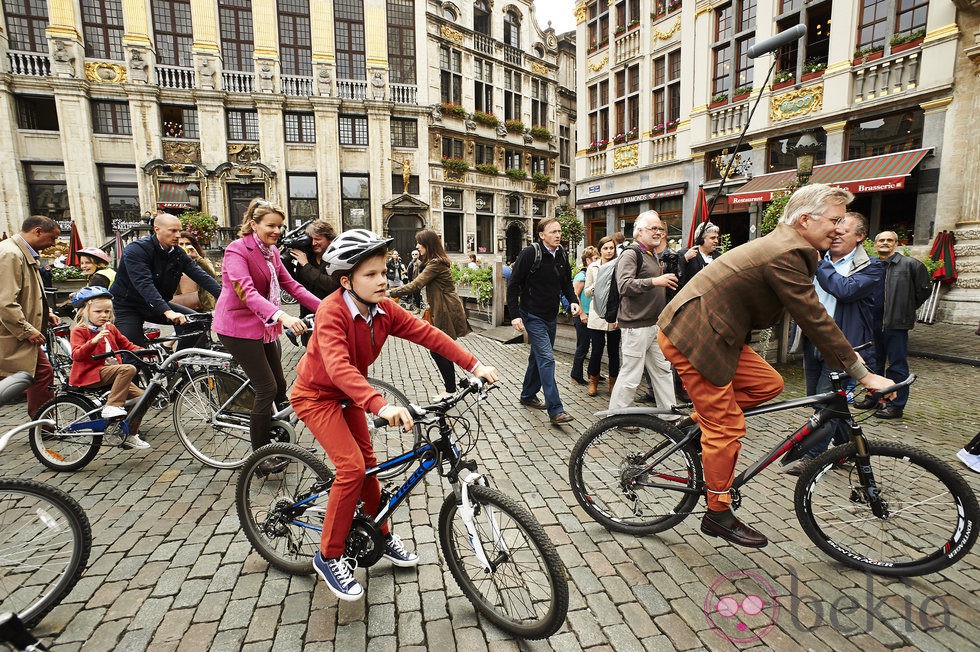 Los Reyes de Bélgica y sus hijos Gabriel y Leonor montando en bicicleta en la Grand Place de Bruselas