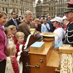 Los Reyes Felipe y Matilde de Bélgica con sus hijos en el Día de la Bicicleta