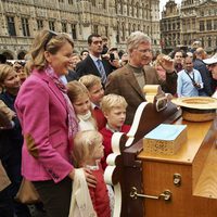 Los Reyes Felipe y Matilde de Bélgica con sus hijos en el Día de la Bicicleta