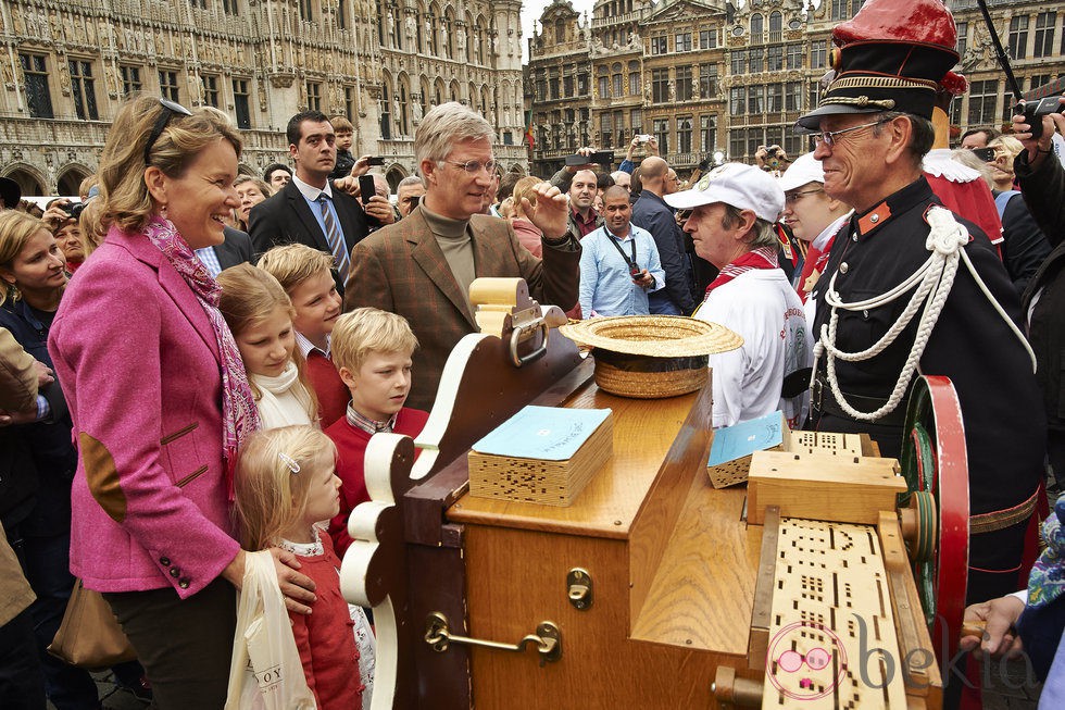 Los Reyes Felipe y Matilde de Bélgica con sus hijos en el Día de la Bicicleta