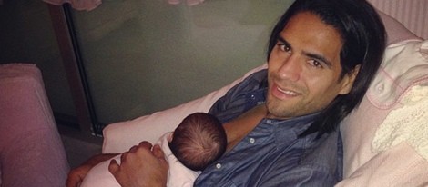 Radamel Falcao con su hija Dominique dumiendo sobre su pecho