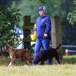 Zara Phillips luce embarazo paseando a los perros