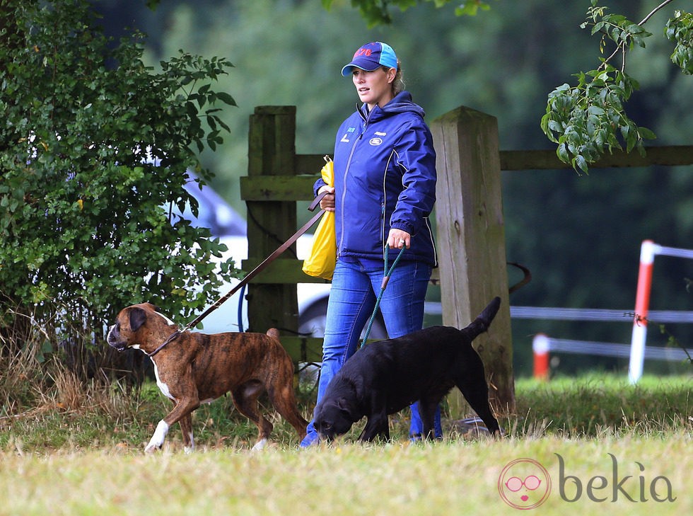 Zara Phillips luce embarazo paseando a los perros