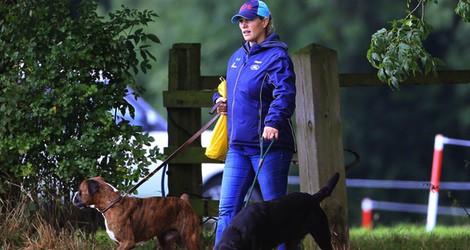 Zara Phillips luce embarazo paseando a los perros