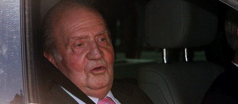 El Rey Juan Carlos ingresando en el Hospital Quirón para ser operado de la cadera izquierda