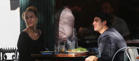 Joe Jonas y su novia Blanda Eggenschwiler comiendo en una terraza de Nueva York