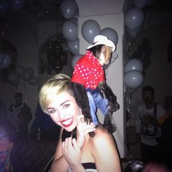 Miley Cyrus con el mono Don