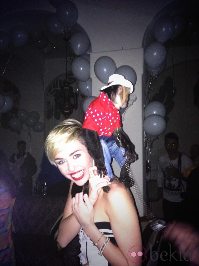 Miley Cyrus con el mono Don