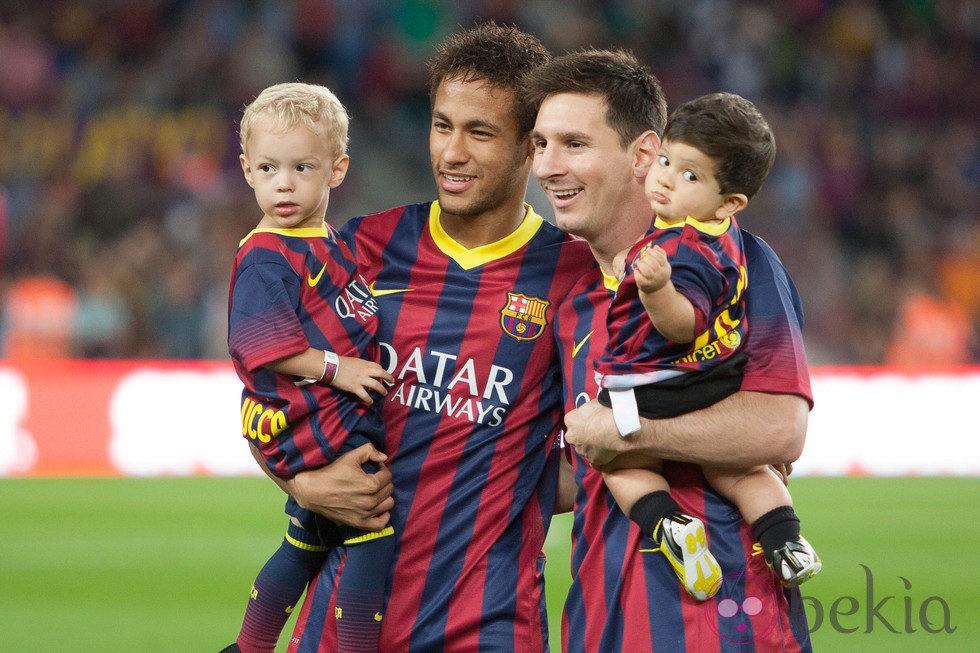 Leo Messi y Neymar con sus hijos Thiago y David Lucca, respectivamente, en el Camp Nou