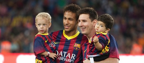 Leo Messi y Neymar con sus hijos Thiago y David Lucca, respectivamente, en el Camp Nou