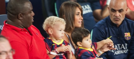 Antonella Roccuzzo con su hijo Thiago Messi en el banquillo del Barça