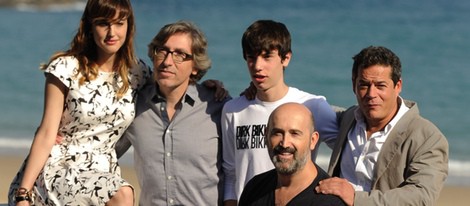 El equipo de 'Vivir es fácil con los ojos cerrados' en el Festival de San Sebastián 2013