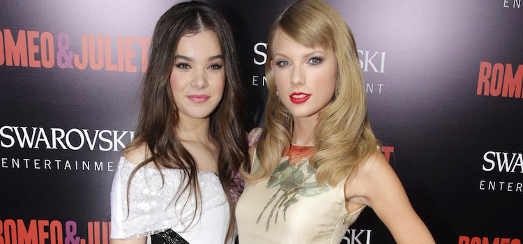 Hailee Steinfeld y Taylor Swift en el estreno de 'Romeo y Julieta' en Los Ángeles