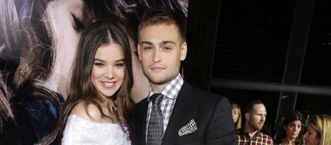 Hailee Steinfeld y Douglas Booth en el estreno de 'Romeo y Julieta' en Los Ángeles