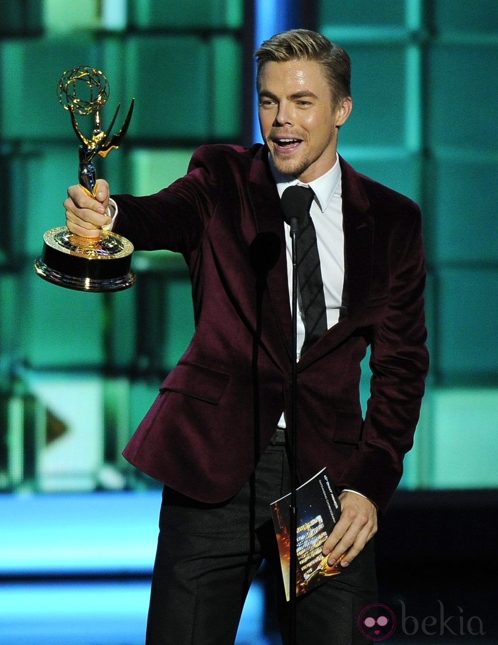 Derek Hough recibe un Emmy