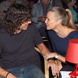 Carles Puyol y Vanesa Lorenzo, muy cómplices en el estreno de 'The Hole' en Barcelona